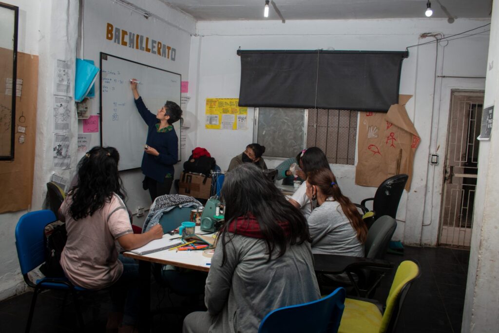 IMG 1992 1920x1280 1 1024x683 - Mujeres migrantes cosen respuestas comunitarias en pandemia​